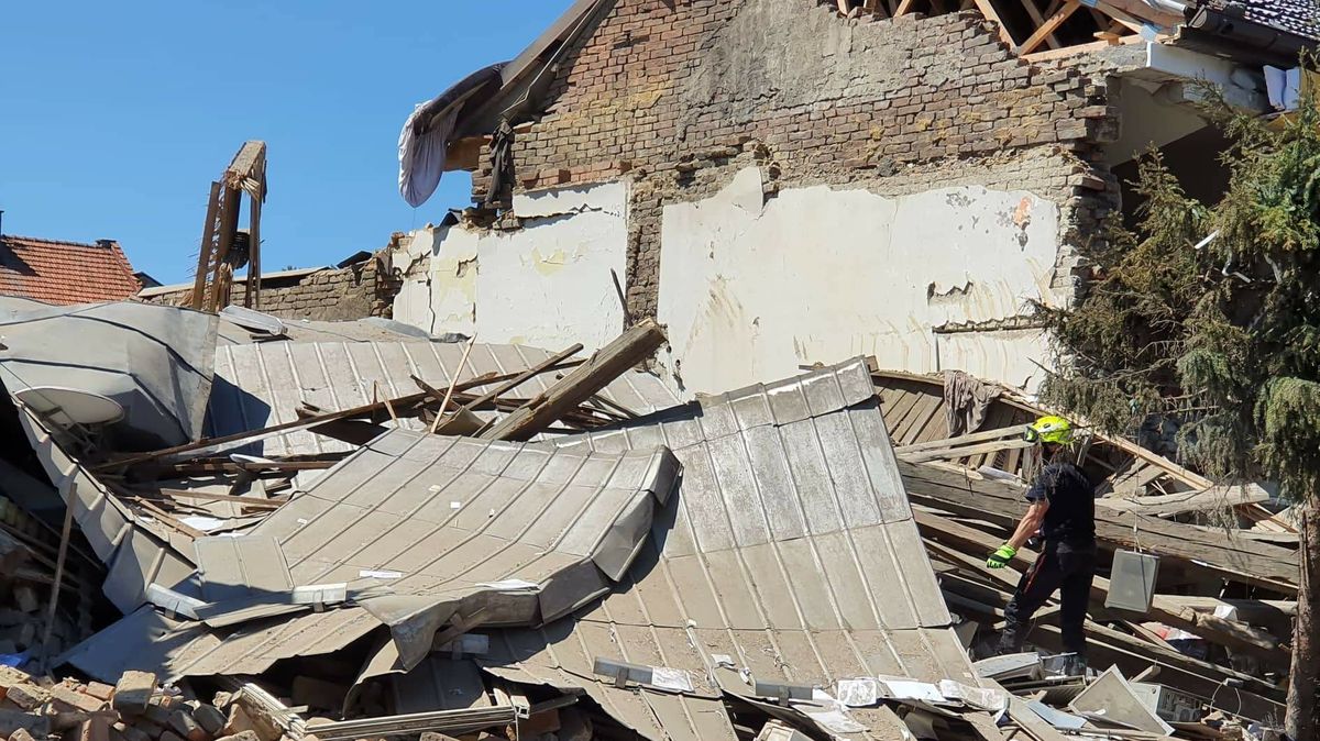 První fotky z Olšan: výbuch zcela rozmetal dům, poškodil i stavby okolo
